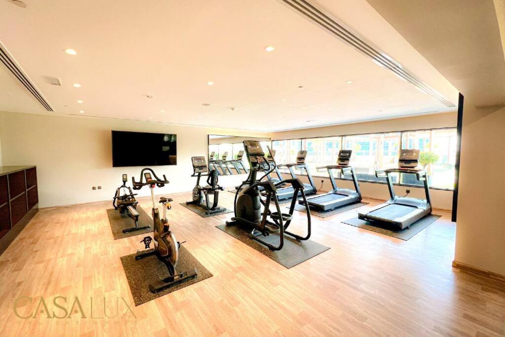 Lovely Big Studio W/ Burj Khalifa View In Downtown ドバイ エクステリア 写真
