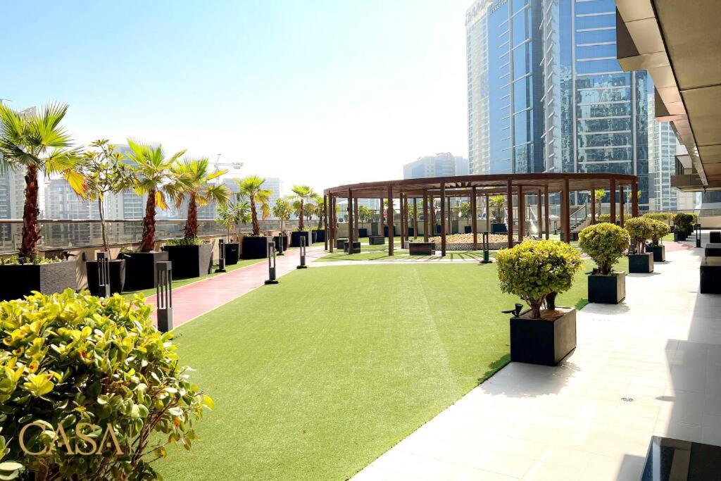 Lovely Big Studio W/ Burj Khalifa View In Downtown ドバイ エクステリア 写真