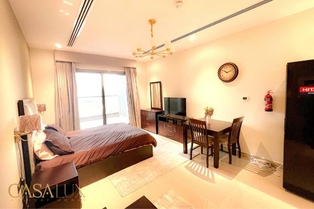 Lovely Big Studio W/ Burj Khalifa View In Downtown ドバイ エクステリア 写真