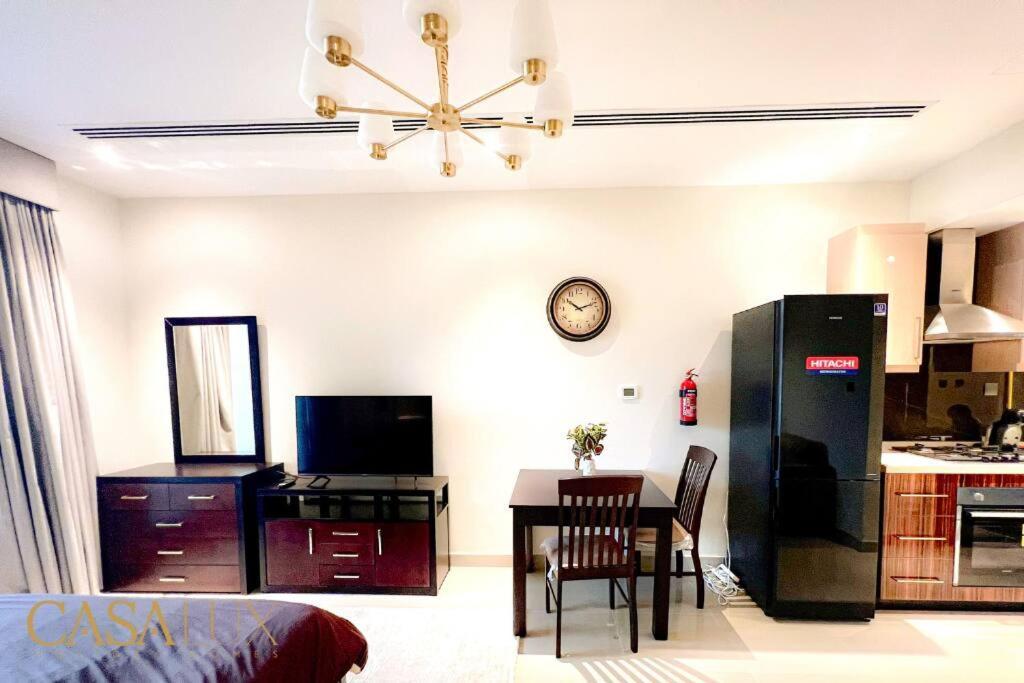 Lovely Big Studio W/ Burj Khalifa View In Downtown ドバイ エクステリア 写真